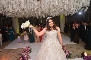 بالفيديو والصور - حنان ترقص وتغنّي في زفاف ابنتها... وسامح الصريطي يشاركها الفرحة