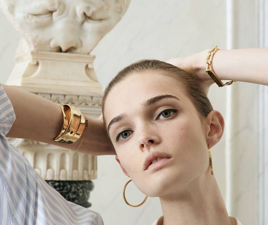 ابتكارات CELINE الكلاسيكية تنبض بالأناقة