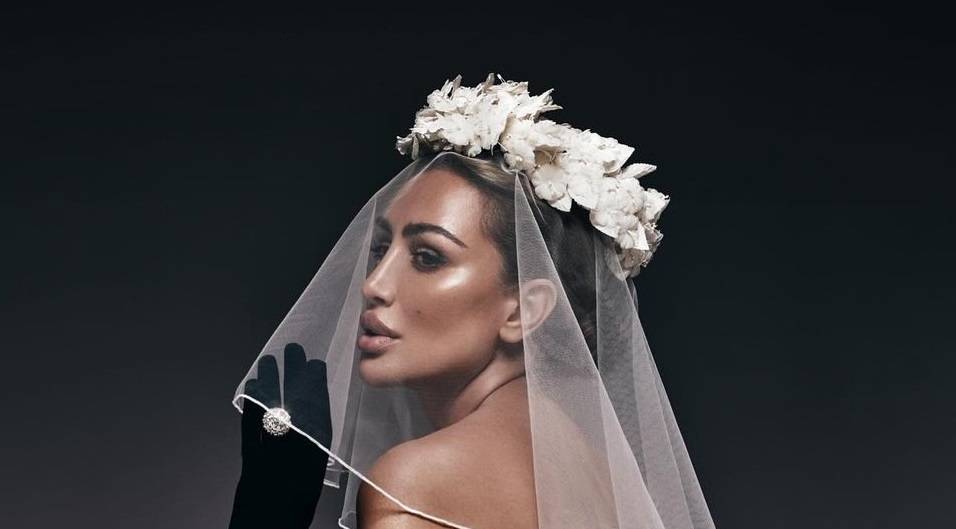 بالفيديو - مفاجأة غير متوقعة من مايا دياب لعروسين يوم زفافهما