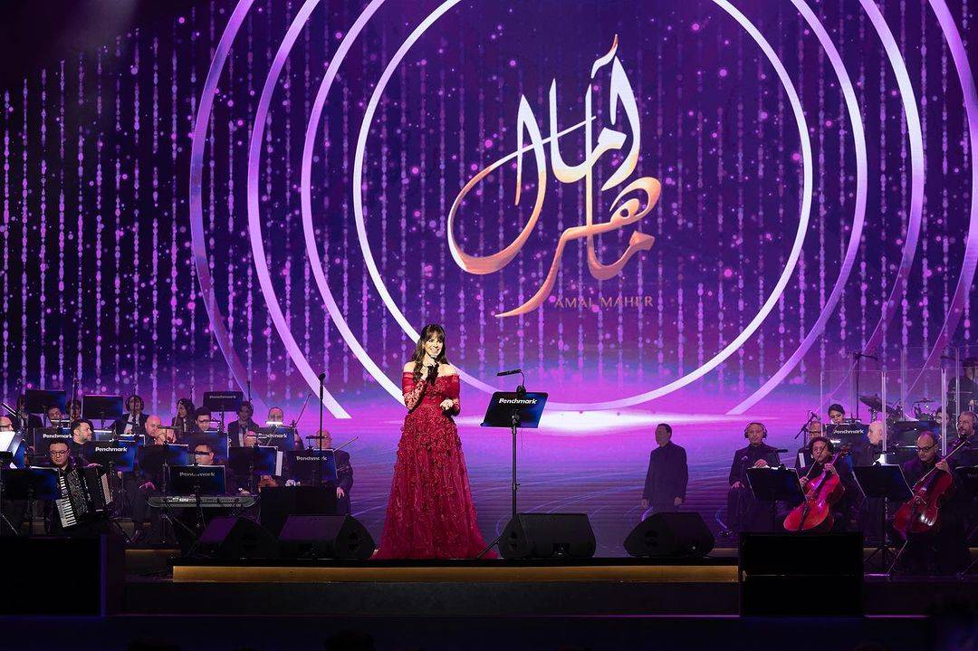 أمال ماهر بإطلالتين مختلفين... الثانية غيّرت تصميمها بالكامل