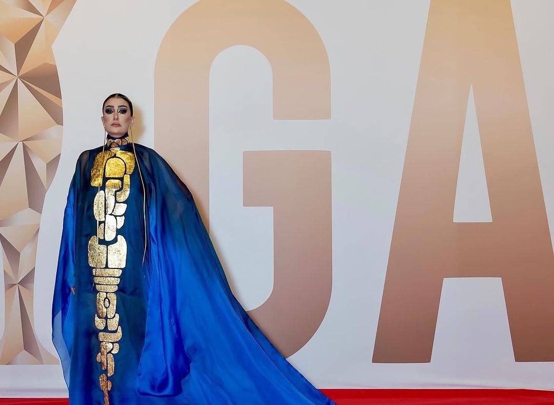 غادة عبد الرازق بفستان غير تقليدي وبصيحة شعر جديدة