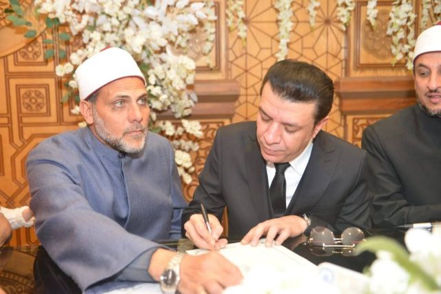 مصطفى كامل يوقّع على عقد قران ابنته مصطفى كامل يوقّع على عقد قران ابنته
