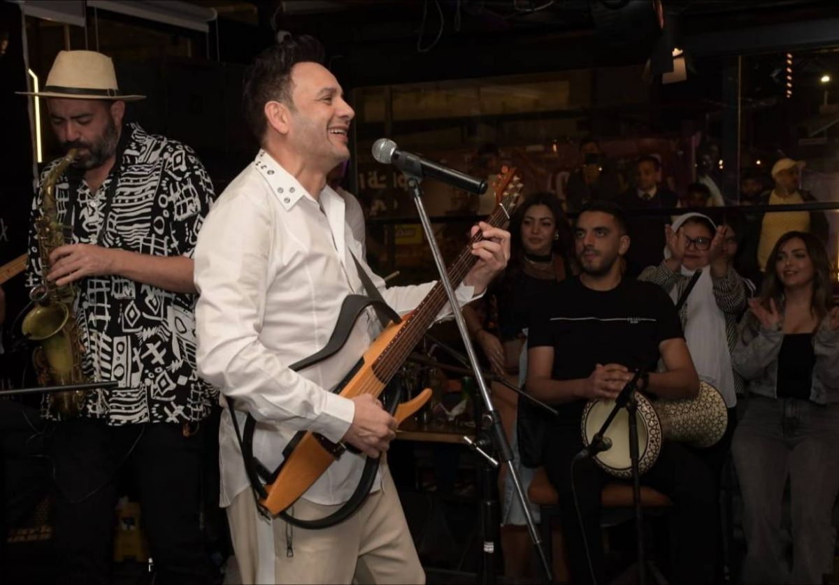 بالصور - نجوم التسعينيات يحتفلون مع مصطفى قمر بافتتاح مطعمه الجديد