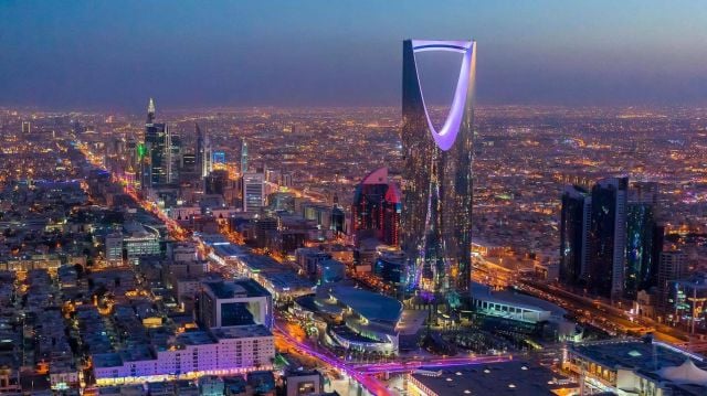 القبض على وافد عربي لابتزازه فتاة في الرياض