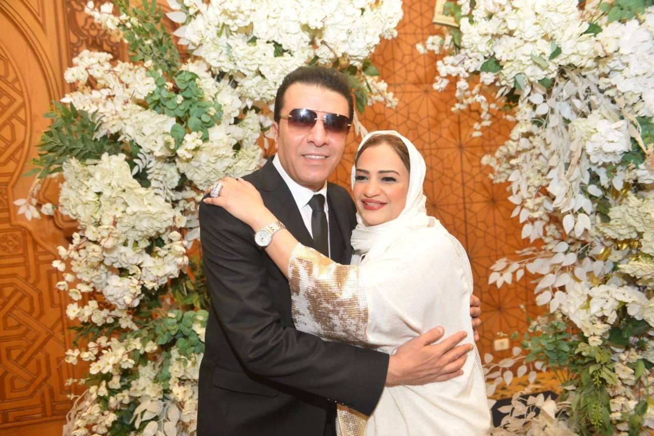 مصطفى كامل وزوجته في عقد قران ابنتهما