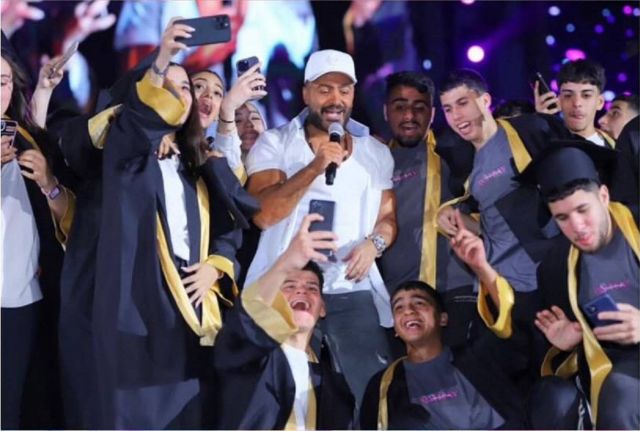 تامر حسني يغني مع طلاب المدارس