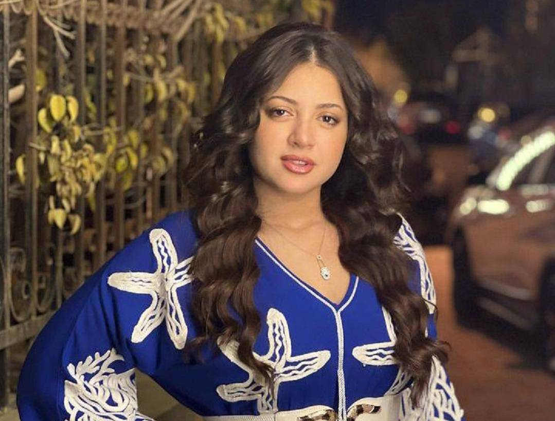 حقيقة خطوبة منى فاروق الى مطرب شاب