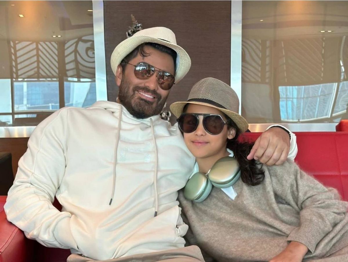 بالفيديو - إبنة تامر حسني مديرة أعماله ليوم كامل.. إليكم ما حصل