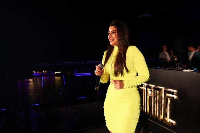 بالصور - آيتن عامر تختار فستاناً ضيقاً في أول حفل غنائي لها