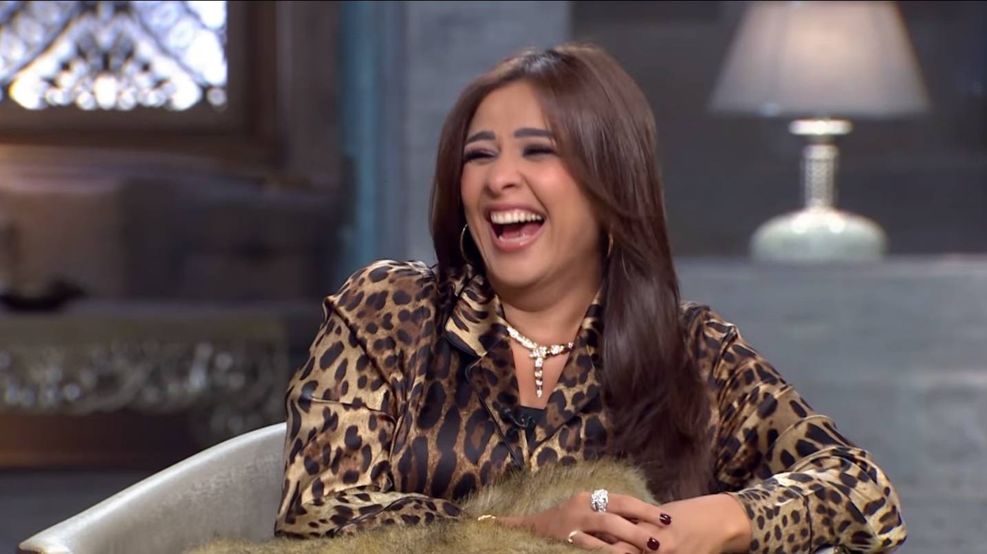 ياسمين عبد العزيز وضحكة من القلب