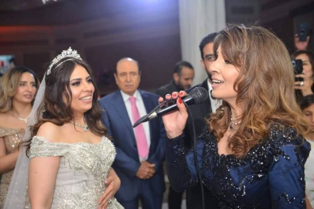 حنان تغنّي في حفل زفاف ابنتها