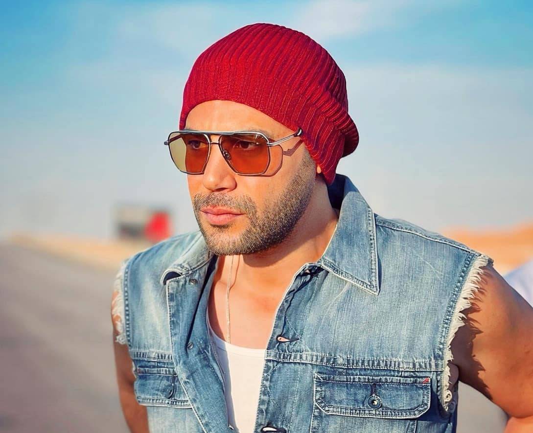 محمد إمام يروّج لفيلمه الجديد بصورة وتعليق طريف