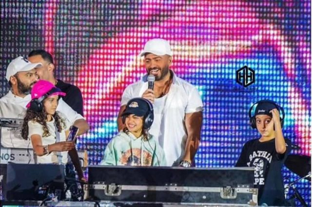 تامر حسني يتنبى مواهب الطلاب في حفل طلاب المدارس