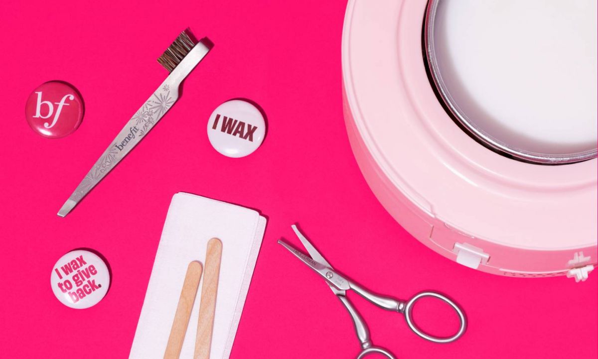 خدمة إزالة شعر الحواجب بالشمع للعطاء من Benefit