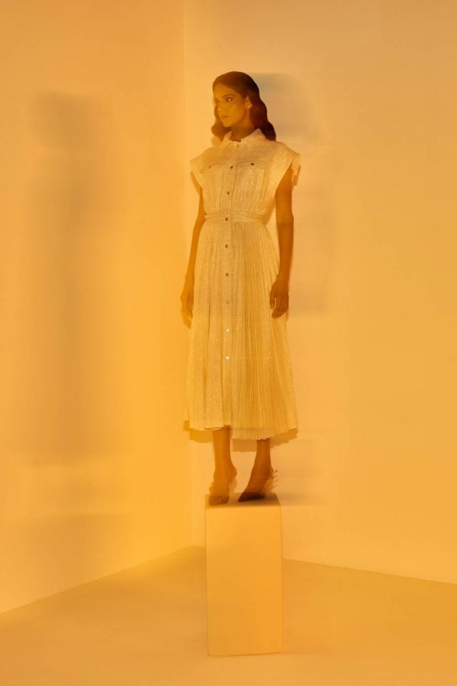 فستان وحذاء J’Adior من مجموعة Dior OR من Dior 