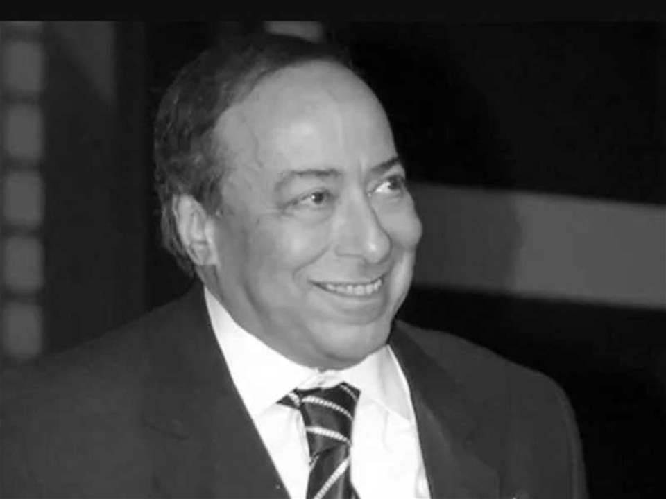 النجوم يشيّعون صلاح السعدني لمثواه الأخير وأحمد السعدني ينهار بالبكاء