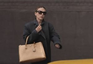 "برادا" تختار سكارليت جوهانسون مجدّداً لتقديم حقيبة "Prada Galleria"