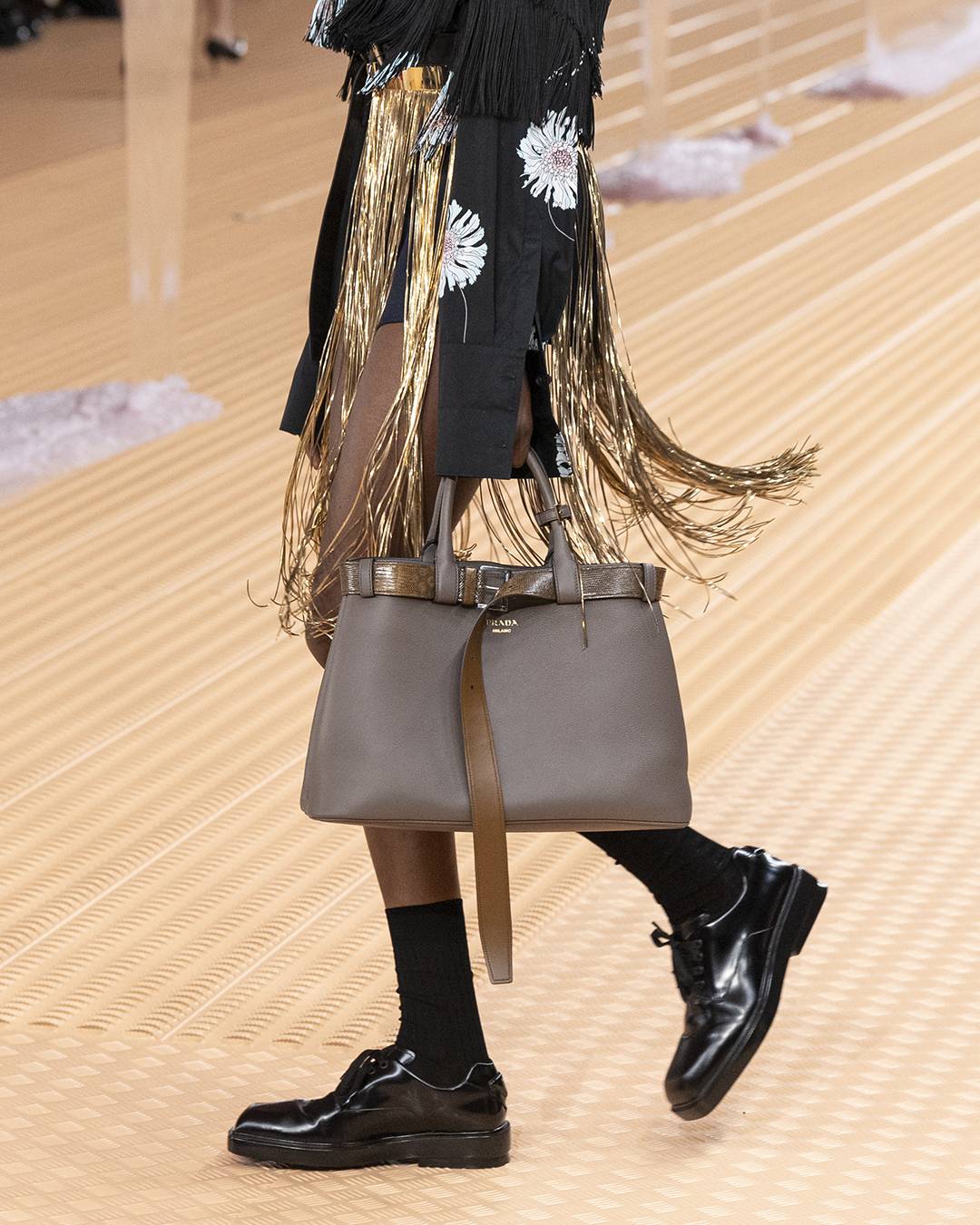 تألّقي بحقيبة Prada Buckle الأيقونية الأنيقة