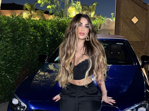 ندى الكامل تحترف موضة الـCross Top