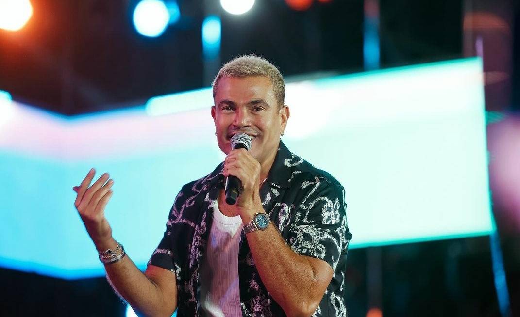 ساعة عمرو دياب الفخمة حديث الجمهور.. سعرها خيالي