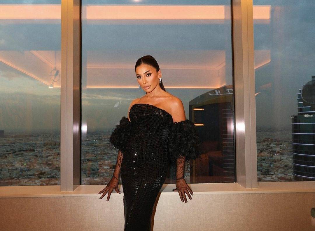 دينا الشربيني تثير الجدل بإطلالتها الكاجوال... هل تستحق سعرها؟