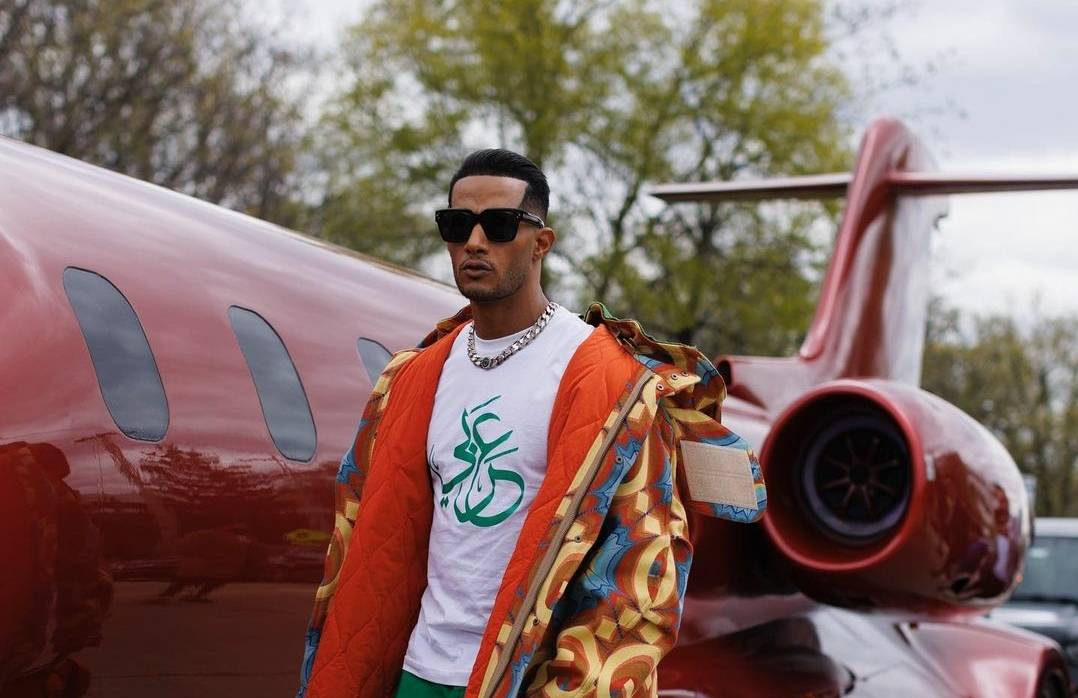 بالفيديو - محمد رمضان يواصل إثارة الجدل... هذا ما فعله في الطائرة