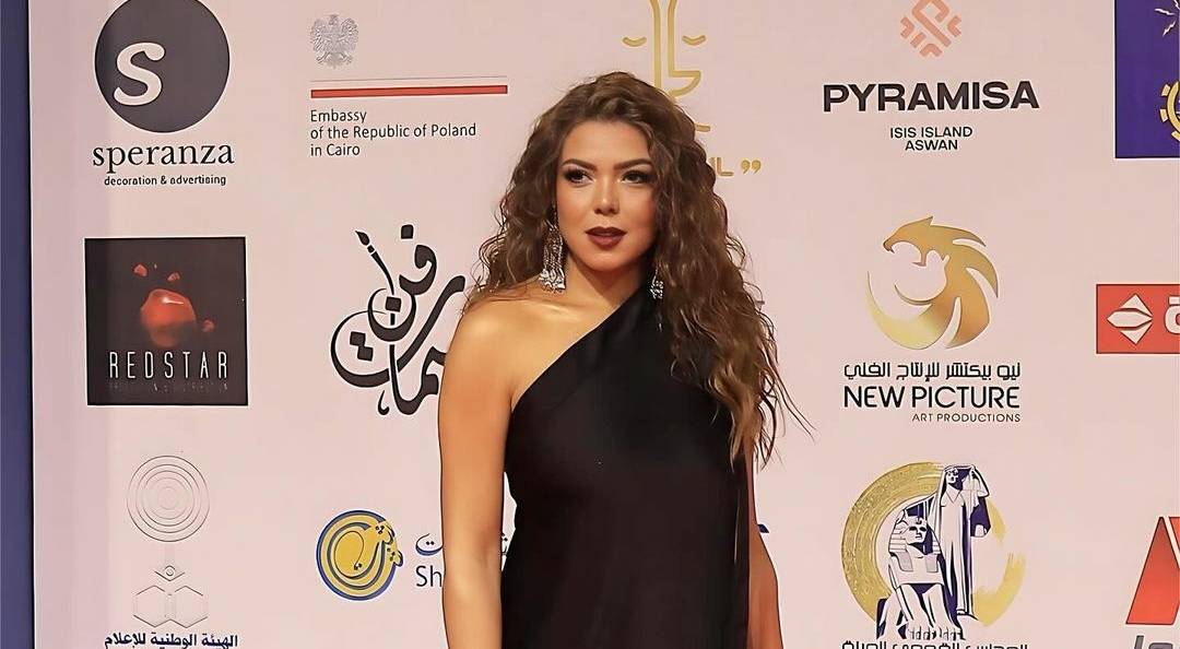 النجمات يتألقن بالأسود في 