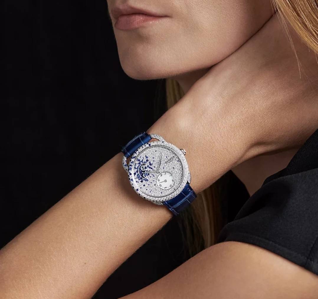 حِرفية عالية في إبتكار أجمل الساعات