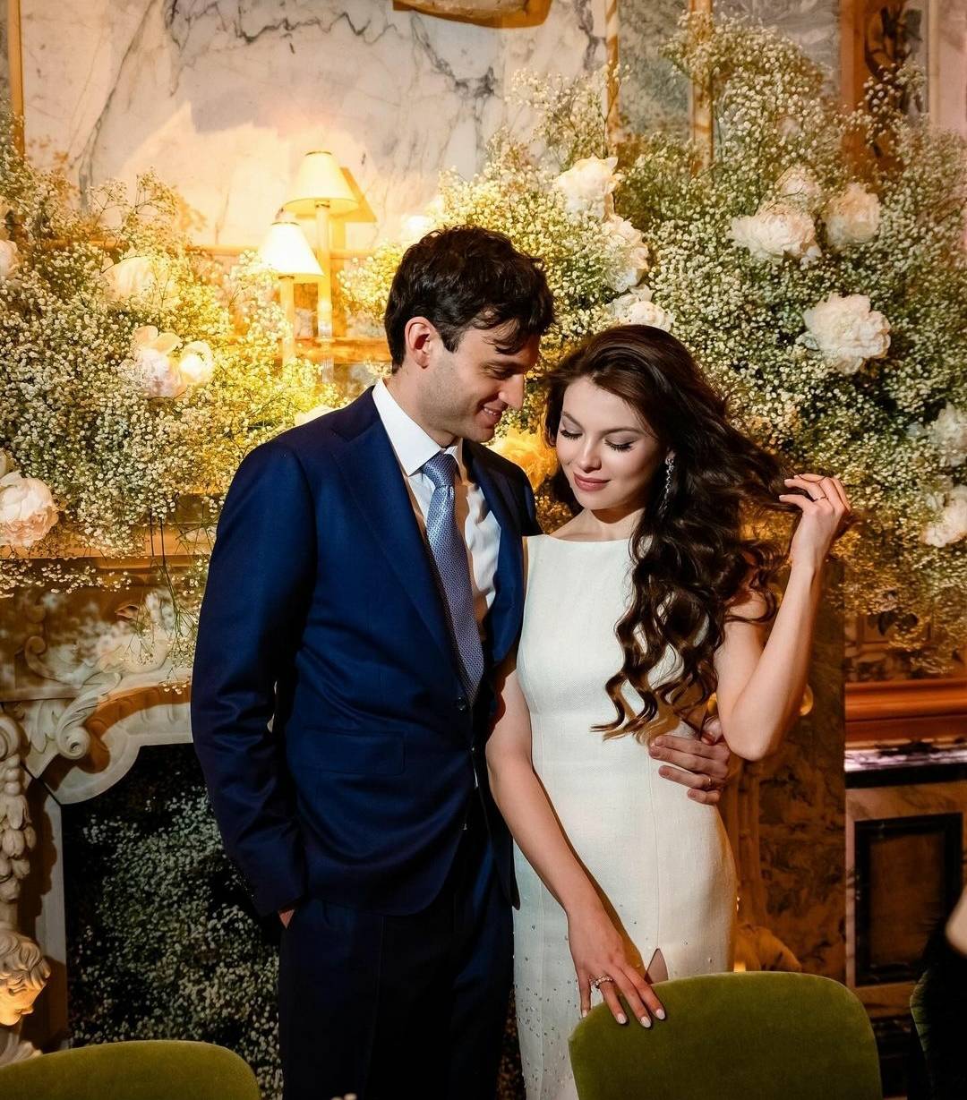 في يوم زفافها... مايا رعيدي تختار فستاناً بسيطاً بتفاصيل أنيقة