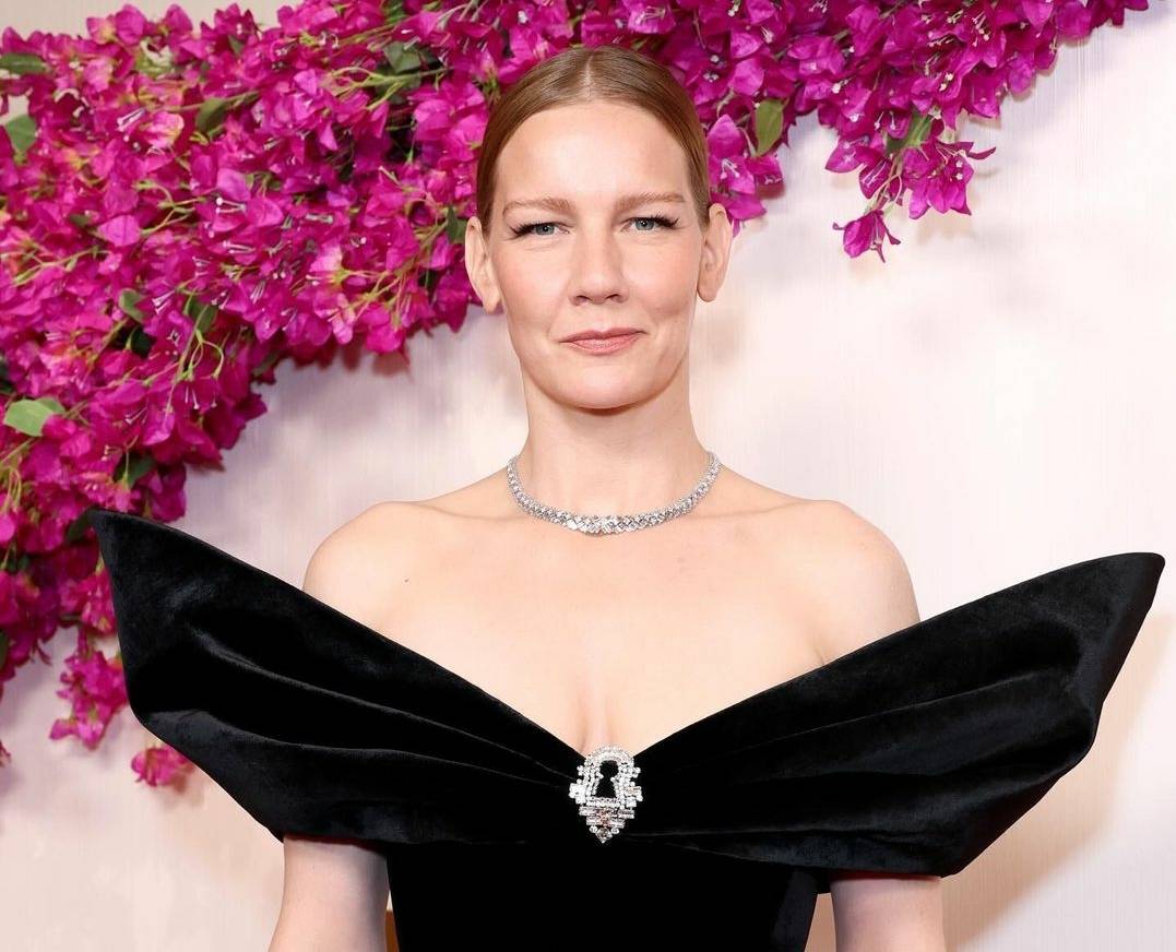 الغموض الذي يحيط بإمرأة Schiaparelli.. بتصاميم الـKEYHOLE الأنيقة