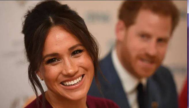 أخو ميغان ماركل يقلّدها بطريقة ساخرة ويتّهمها بتزوير حملها!