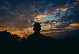 إصابة مغنٍ مشهور بطلق ناريّ في صدره.. إليكم التفاصيل