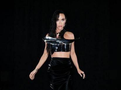 بالفيديو - كاتي بيري في موقف محرج بسبب ملابسها المعدنية