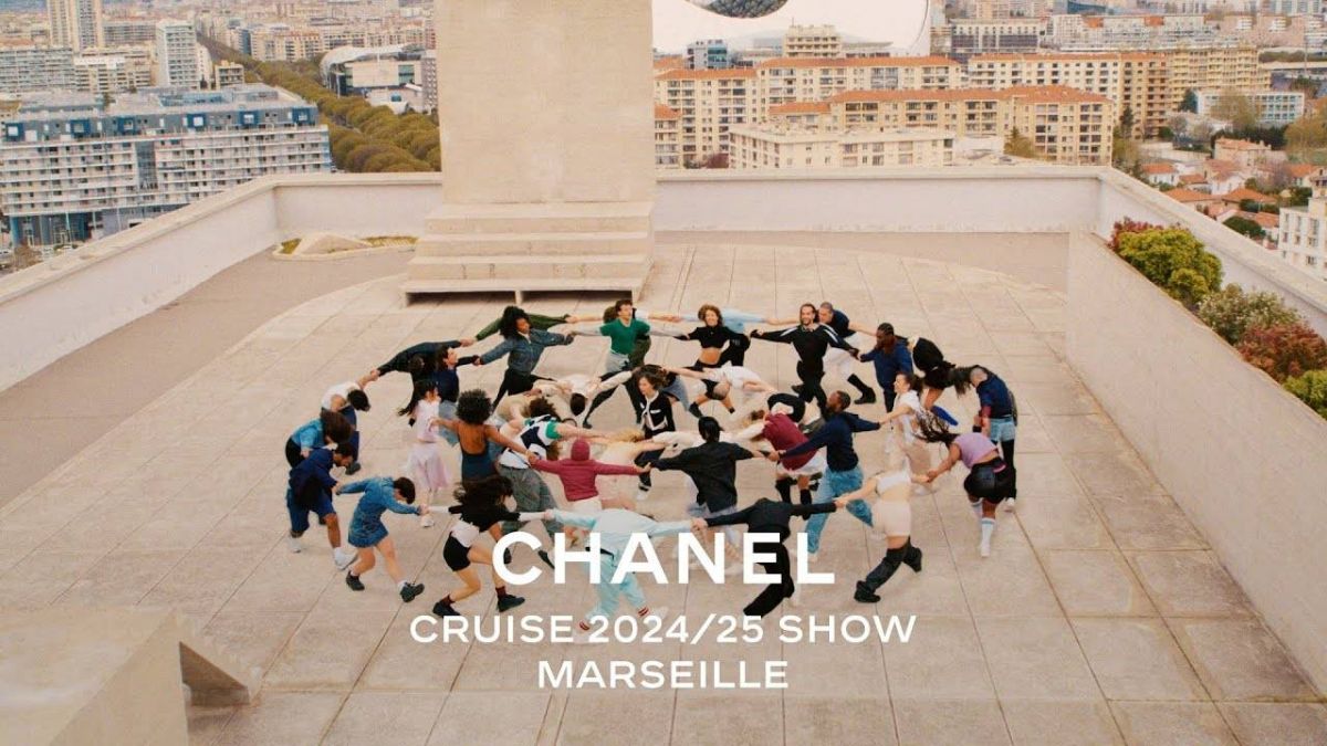 عرض مجموعة CHANEL Cruise لعام 2024/25 في مارسيليا