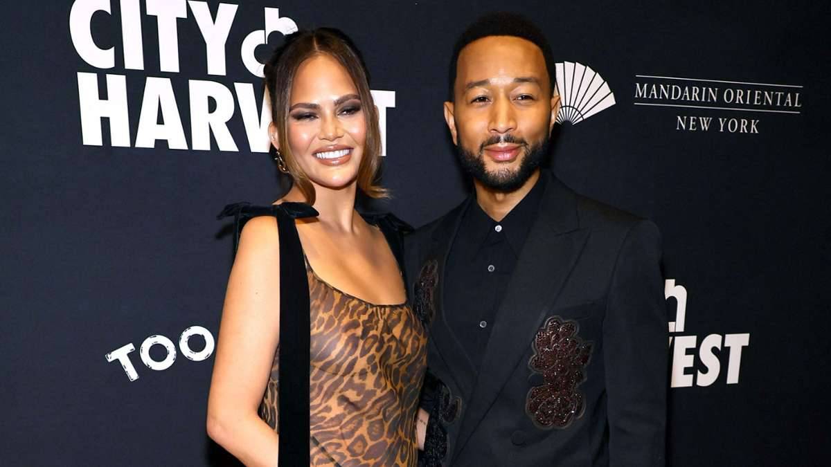 كريسي تيغن شفّافة بطبعة الفهد من 