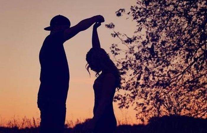 دراسة غريبة تكشف ما يحصل للرجال بوجود امرأة جميلة