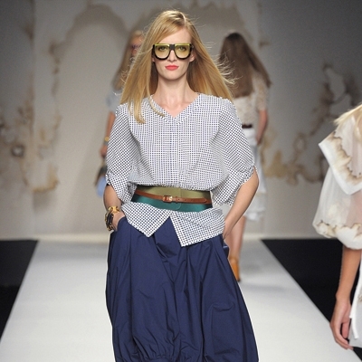 كبار المصمّمين الإيطاليين يعرضون أزياءهم