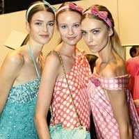 المرأة ساحرة بمرحها ومخيّلتها