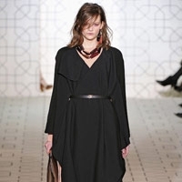 قمصان طويلة وكأّنها فساتين... تجاهليها