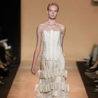 دانتيل وكورسيه وكشاكش لملكة عصرية