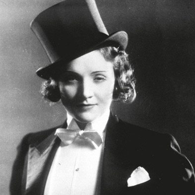 أنوثة البزّة الرّجالية