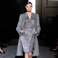 شفافية المرأة وأقمشة الرجل عند Salvatore Ferragamo