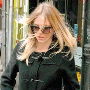 سيينا ميلر تحمل حقيبة Antheia