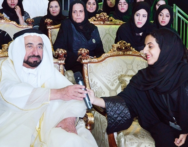 حاكم الشارقة وقرينته الشيخة جواهر يشهدان افتتاح مهرجان الشارقة السينمائي الدولي للطفل