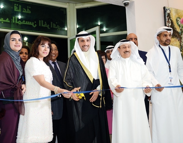 صالون الكويت 'قصائد ملونة'