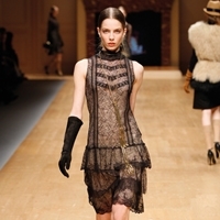 المصمّمة Anna Molinari تختم عرض Blugirl...