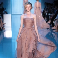 دار إيلي صعب وأنوثة الأنوار