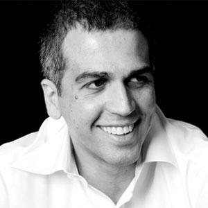 نجيب طبّاع .. مصمّم مجوهرات فنّان، مرهف، متيّم بالأحجار الكريمة