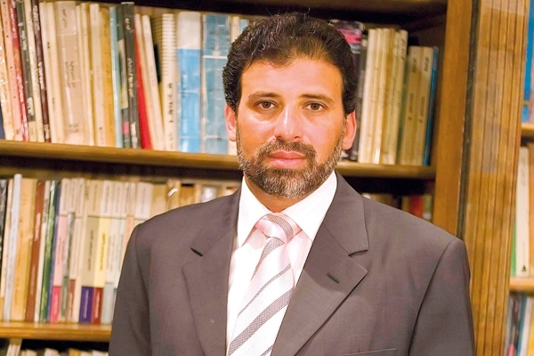 خالد يوسف يدافع عن نفسه