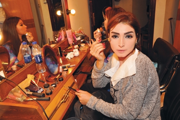 روجينا تضع لمسات الماكياج<br />